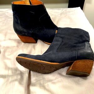 Korkease. Blue suede leather.